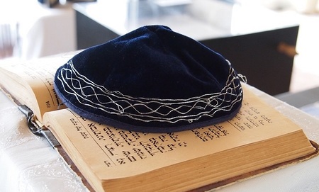 Jüdische Kippa auf einer Thora