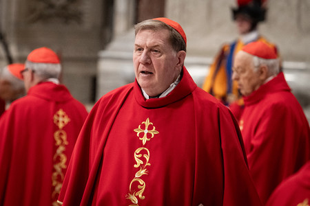 Kardinal Joseph William Tobin, Erzbischof von Newark (USA), bei der Messe am fünften Tag der 'novendiali', der neun Tage der Trauer um Papst Franziskus, am 30. April 2025 im Petersdom im Vatikan.