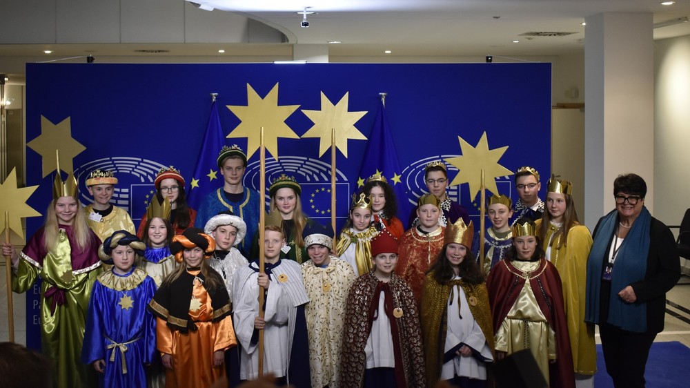 Sternsingerinnen und Sternsinger aus sechs Ländern im EU-Parlament bei Vizepräsidentin Sabine Verheyen / DKA/Klara Pernsteiner Sternsinger besuchten EU-Parlamentarier in Brüssel
