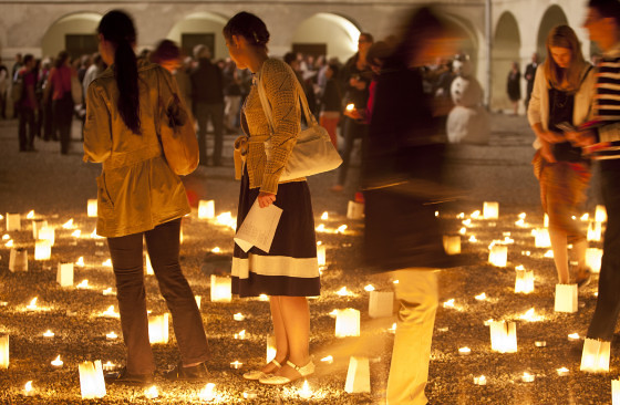 Die Lange Nacht der Kirchen wird um 18 Uhr mit Glocken eingeläutet und endet mit einem ökumenischen Gebet gegen Mitternacht im Priesterseminar. / Gerd Neuhold, Sonntagsblatt Grazer Uhrturm am 9. Juni in rotes Licht getaucht - Stilles Gedenken und Glockengeläut in gesamter Steiermark