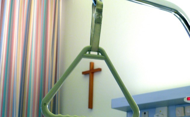 Kreuz im Krankenzimmer / bilderbox.com / Wodicka