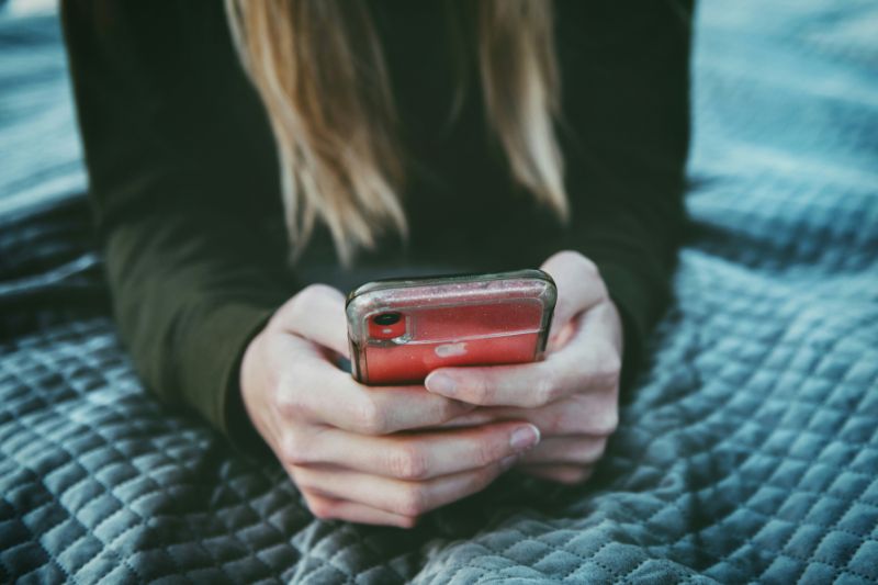 Foto von Tim Mossholder / Unsplash Jugendliche am Smartphone