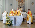 Die wesentlichen Elemente im Altarraum sind der Altar [1], das Lesepult [2], das Kreuz [3] und der Hochaltar [4] – oft geschmückt mit Heiligenstatuen [5].