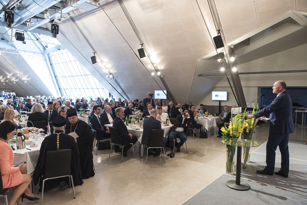 Parlamentsdirektion/Thomas Jantzen, Thomas Jantzen Am Rednerpult: Nationalratspräsident Wolfgang Sobotka (ÖVP). Blick Richtung Veranstaltungsteilnehmer:innen