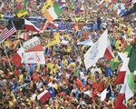 Jugendliche warten auf die Ankunft von Papst Franziskus während des Papstwillkommens am 28. Juli 2016 zum XXXI. Weltjugendtag  im Blonia-Park in Krakau, Polen.