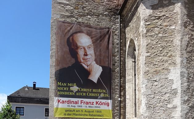 Transparent im Gedenken an Kardinal König an der Pfarrkirche Rabenstein / Wolfgang Zarl