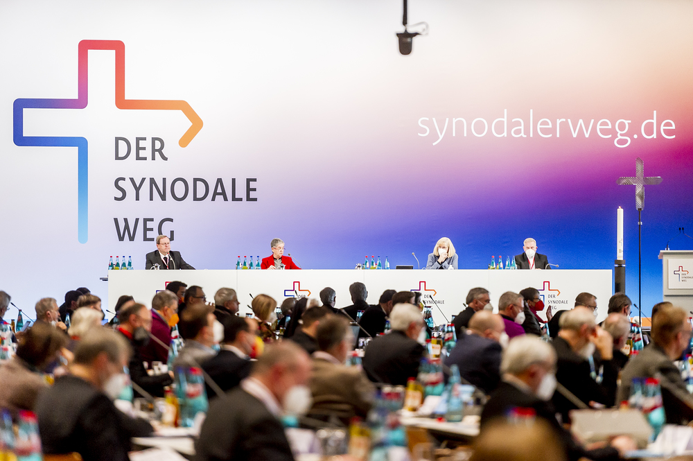 3. Synodalversammlung des Synodalen Weges / Alle Rechte vorbehalten - Maximilian von Lachner, Maximilian von Lachner Deutschland, Hessen, Frankfurt am Main, 03.02.2022 - 3. Synodalversammlung des Synodalen WegesBischof Dr. Georg Bätzing, Dr. Irme Stetter-Karp, Prof. Dr. Claudia Nothelle und Weihbischof Wilfried Theising leiten die Beratungen der 3. Synodalversamm