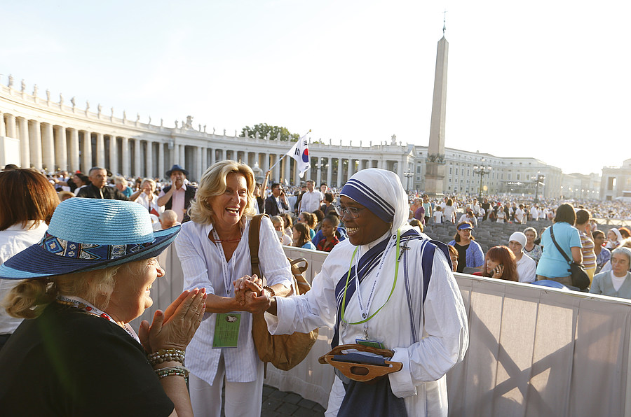 Heiligsprechung von Mutter Teresa / Copyright 2016, KNA. Alle Rechte vorbehalten, Paul Haring Missionarinnen der Nächstenliebe sprechen mit Pilgern während der Heiligsprechung von Mutter Teresa am 4. September 2016 auf dem Petersplatz in Rom.