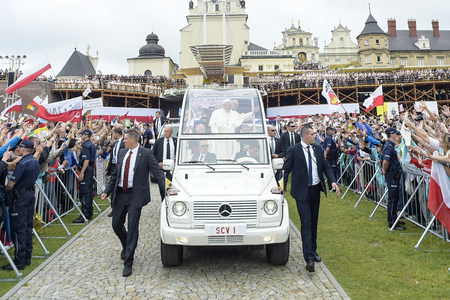 Papst Franziskus in Tschenstochau / Copyright 2016, KNA. Alle Rechte vorbehalten, Osservatore Romano Papst Franziskus bei seiner Ankunft am Paulinerkloster Jasna Gora in Tschenstochau (Czestochowa) am 28. Juli 2016. Der Papst besucht Polen anlässlich des Weltjugendtags 2016 in Krakau. Die Zuschauer jubeln und schwenken Fahnen.