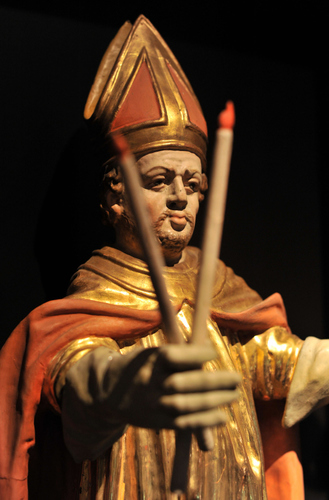 Ausstellung Heilige und Heilkunst vom 10.12.2009 bis 05.04.2010 in IngolstadtBild: Figur eines Heiligen Blasius aus dem 16. Jahrhundert am 18. Dezember 2009 im Medizinhistorischen Museum in Ingolstadt. Blasius gilt als Patron bei Halskrankheiten.