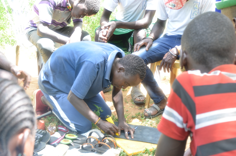 Handwerksausbildungen für Jugendliche in Uganda / BSIN/ A. Kayondo Im Kontext des Projektes erlernen Jugendliche Handwerksberufe wie zum Beispiel Schusterei.