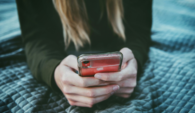 Jugendliche am Smartphone