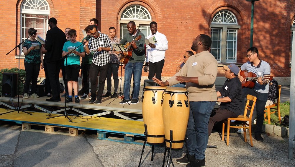 Band beim Pfingstfest St. Gabriel mit jungen Ordensleuten aus aller Welt / Steyler Missionare