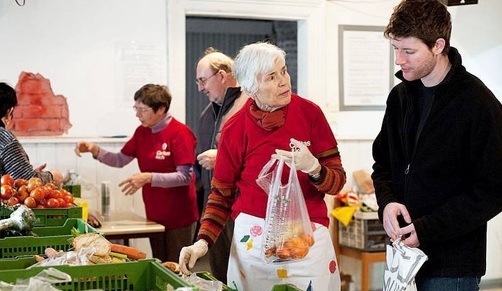 Mitarbeiter eines Caritas-Sozialmarktes / Caritas Mitarbeiter eines Caritas-Sozialmarktes