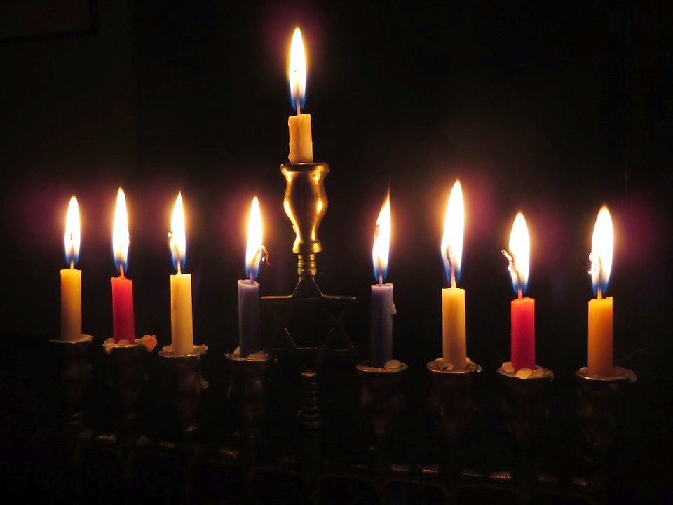Jüdischer Chanukkia-Leuchter / pixabay / gemeinfrei