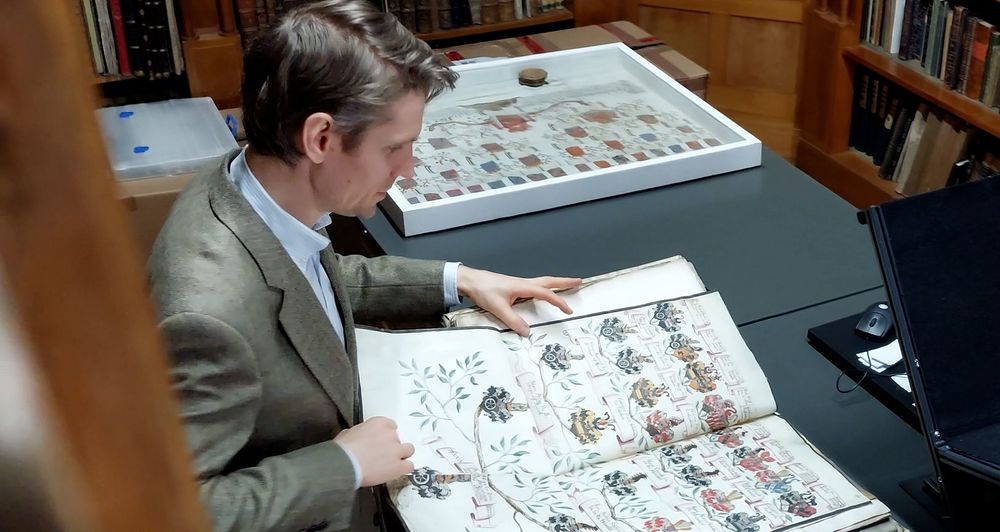 'Ahnennachweis' im Zentralarchiv des Deutschen Ordens / Ordenskonferenz 'Ahnenprobe' und Halskette einer Seligen: Orden zeigen ihre Archive