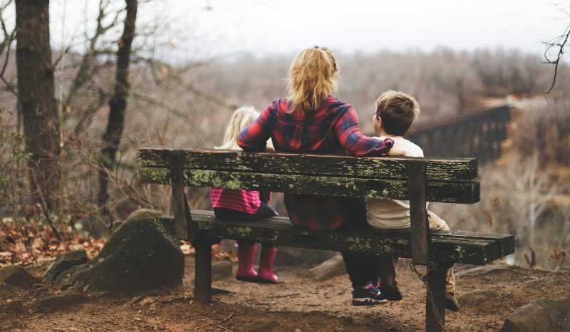 Alleinerziehende Frau mit Kindern