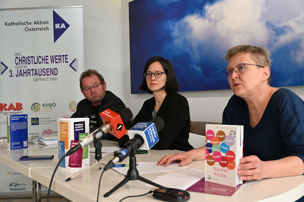 KAÖ-Präsident Ferdinand Kaineder (l.), Vizepräsidentinnen Katharina Renner (m.) und Brigitte Knell (r.) / Gutenbrunner / Kathpress
