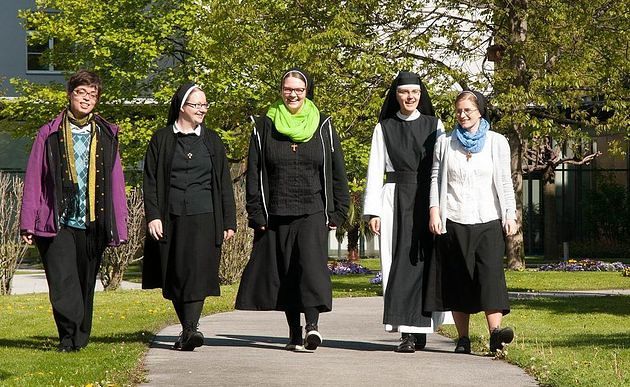 Junge Ordensfrauen / Reinhold Sigl