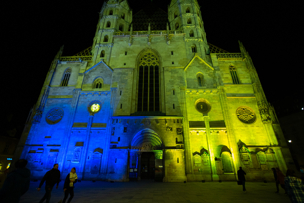 Stephansdom leuchtet in ukrainischen Nationalfarben / © Erzdiözese Wien/Stephan Schönlaub, Stephan Schoenlaub