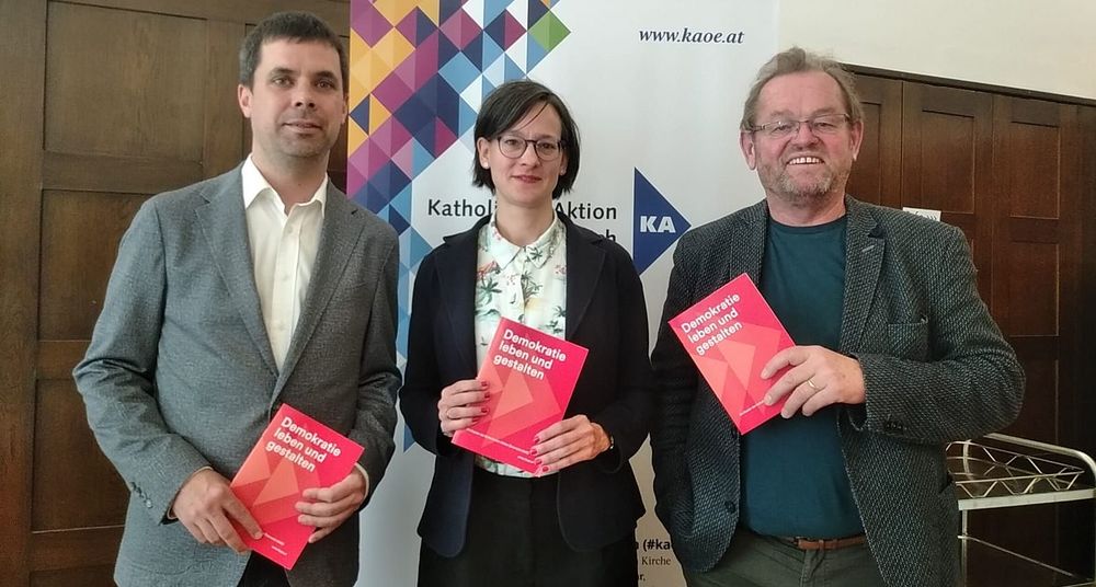 KA-Präsidenten Thomas Immervoll, Katharina Renner und Ferdinand Kaineder präsentieren Dossier / kathpress / Pernsteiner Katholische Aktion liefert Anregungen für demokratisches Engagement