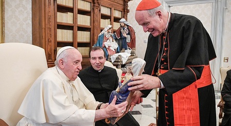 Kardinal Christoph Schönborn, Erzbischof von Wien, übergibt ein Geschenk an Papst Franziskus, beim Empfang der Bischöfe der Österreichischen Bischofskonferenz am 16. Dezember 2022 zu einem Ad-limina-Besuch im Vatikan.