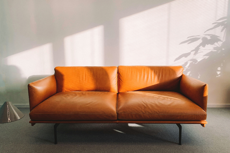 Martin Péchy auf Unsplash Leeres Sofa in Raum