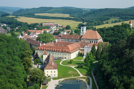 Südliche Ansicht von Stift Heiligenkreuz im Wienerwald – Luftaufnahme / von-oben e.U. Südliche Ansicht von Stift Heiligenkreuz im Wienerwald – Luftaufnahme