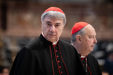 Kardinal Domenico Battaglia (l.), Erzbischof von Neapel (Italien), am 30. April 2025 im Petersdom im Vatikan.