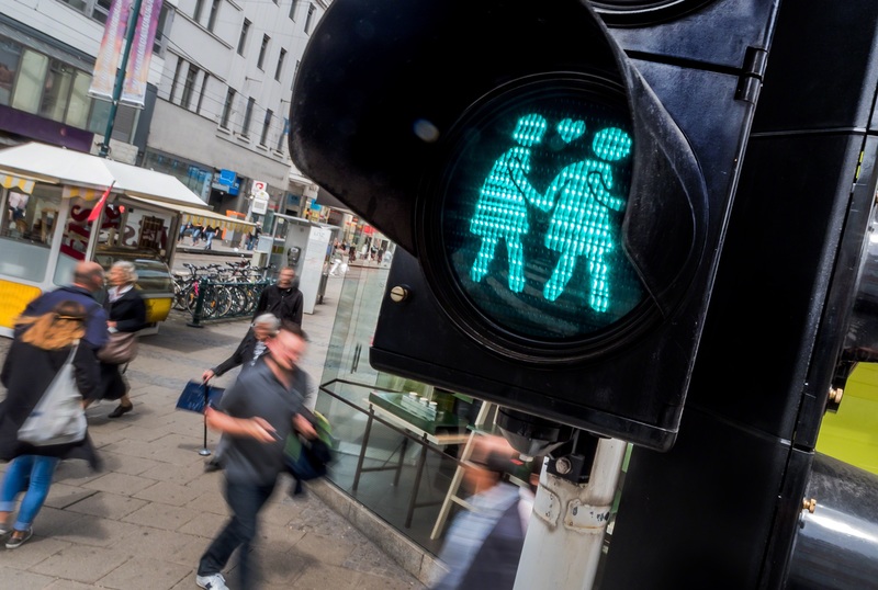 Österreich, Linz, Ampel mit Gleichgeschlechtlichen Symbolen. / Erwin Wodicka - wodicka@aon.at Linz, Österreich. Verkehrsampel mit gleichgeschlechtlichen Figuren als Zeichen für Offenheit und Toleranz.