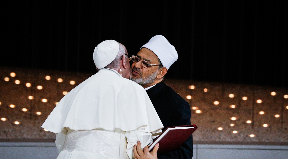 Papst Franziskus und Ahmad al-Tayyeb / Copyright 2019, KNA (www.kna.de). Alle Rechte vorbehalten, Paul Haring Papst Franziskus und Ahmad al-Tayyeb (Ahmed al-Tayyib), Großscheich der al-Azhar-Universität, umarmen sich am 4. Februar 2019 während eines interreligiösen Treffens in Abu Dhabi.