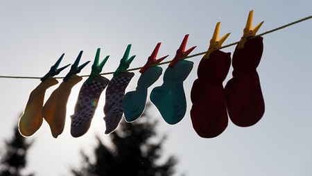 Baby Socken auf W?scheleine zum Trocknen. Blauer Himmel.