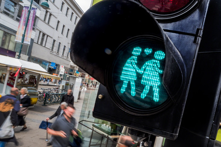 Österreich, Linz, Ampel mit Gleichgeschlechtlichen Symbolen. / Erwin Wodicka - wodicka@aon.at Linz, Österreich. Verkehrsampel mit gleichgeschlechtlichen Figuren als Zeichen für Offenheit und Toleranz.