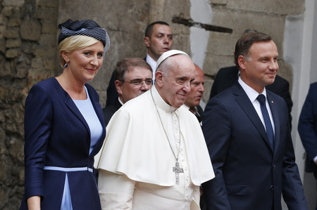Papst Franziskus wird bei seiner Ankunft in Krakau zum Weltjugendtag am 27. Juli 2016 im Hof des Königsschlosses auf dem Wawel vom polnischen Präsidenten Andrzej Duda und seiner Gattin Agata Kornhauser-Duda empfangen.