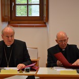 Österreichs Bischöfe treffen sich im Stift Michaelbeuern zu ihrer Herbstversammlung. Von links: Kardinal Christoph Schönborn (Wien), Bischof Klaus Küng (St. Pölten)