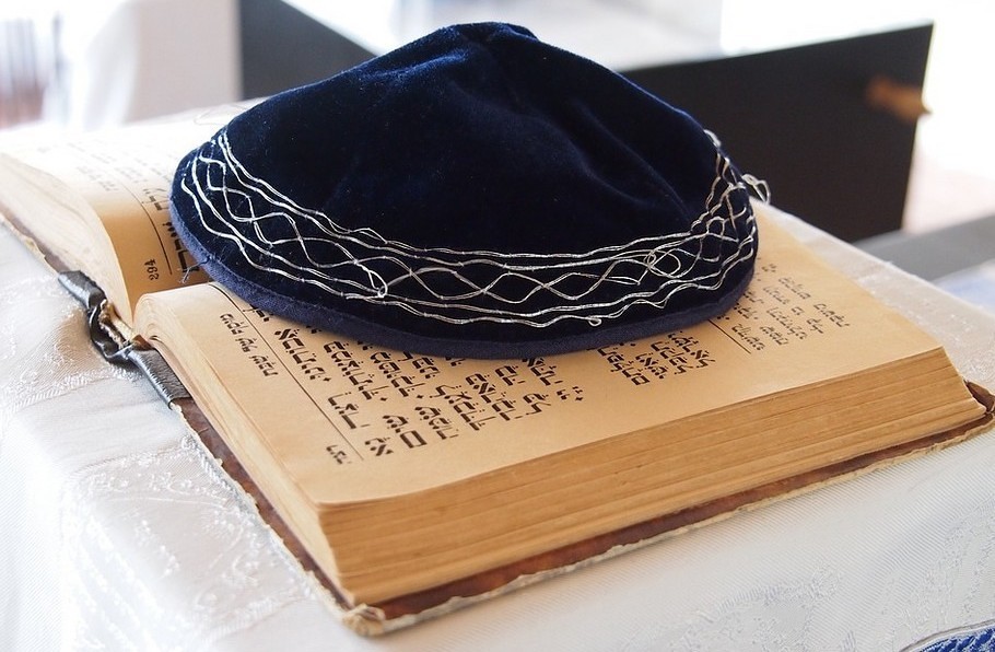 Jüdische Kippa auf einer Thora / pixabay / gemeinfrei Meldestelle: 32,5 Prozent mehr antisemitische Vorfälle als 2023