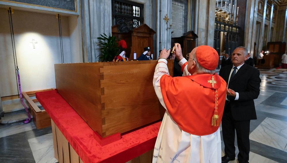 Papst nach Überführung durch Rom in Marienkirche beigesetzt / Vatican Media Papst nach Überführung durch Rom in Marienkirche beigesetzt