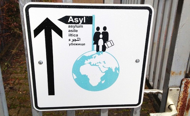 Schild 'Asyl' / Flickr / Metropolico.org / gemeinfrei