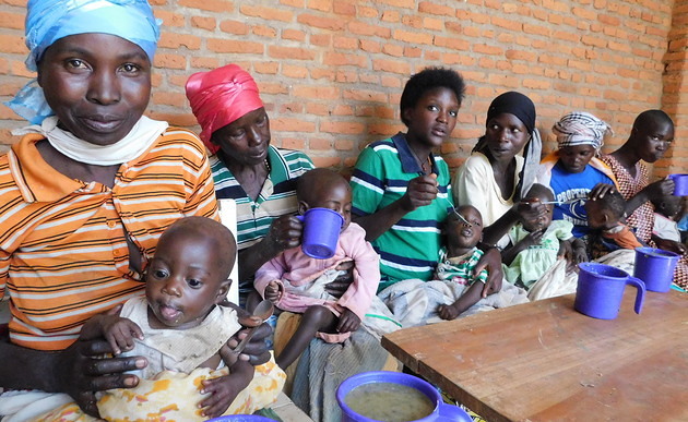 Mütter und hungernde Kinder in Burundi / Stefanie Jeller / Kathpress