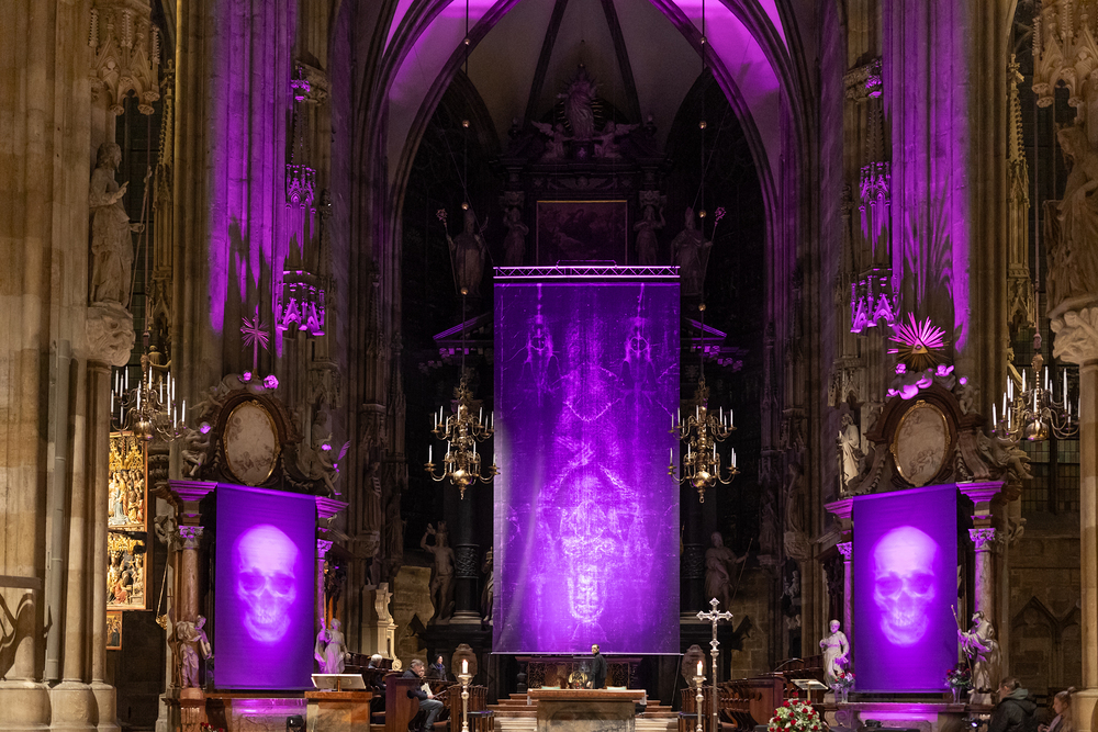 Fastentuch von Gottfried Helnwein im Wiener Stephansdom (2024) / Erzdiözese Wien/Schönlaub, Stephan Schönlaub Fastentuch von Gottfried Helnwein im Wiener Stephansdom (2024)