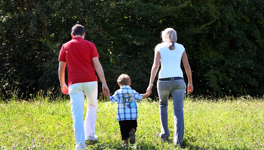 Familie auf einer Wiese / www.BilderBox.com Junge Familie mit einem Kind