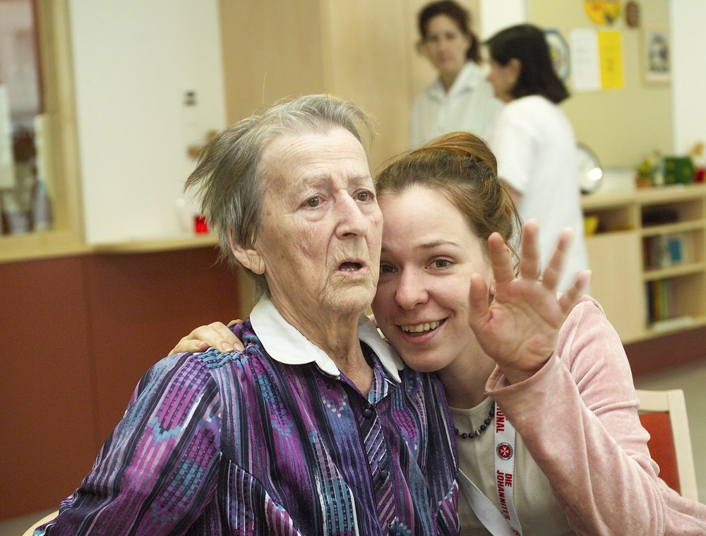 Seniorin mit Pflegerin im Pflegeheim / kathbild.at/Rupprecht