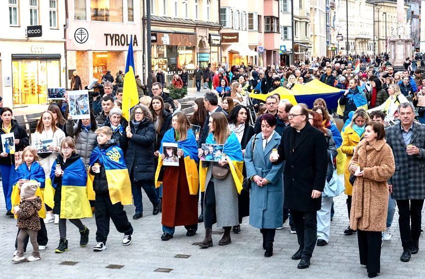 Bischof Glettler bei Innsbrucker Demonstration zum Kriegs-Jahrestag in der Ukraine / Bischof Hermann Glettler / Instagram Glettler: 'Egomane Dealmaker' vertiefen Leid der Ukrainer nur noch